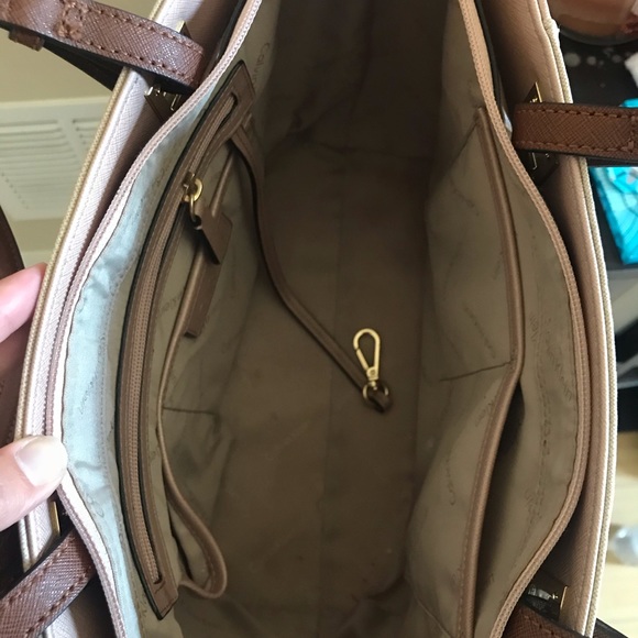 Calvin Klein barely used authentic pink purse - Picture 2 of 5